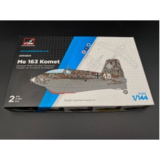 Armory Models Group 1/144 Немецкий ракетный истребитель-перехватчик Ме.163B "Komet" с тягачом Scheuch Schlepper (тягач и 2 самолета). № AR14504