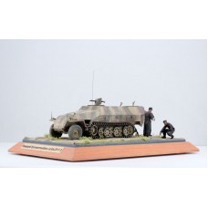 1/35 Немецкий бронетранспортёр Sd.Kfz. 251/1 Ausf.D с экипажем. № afv35063
